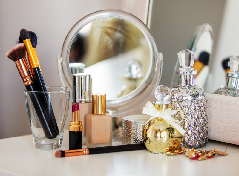 ACCESORIOS TOCADOR MAQUILLAJE  Accesorios imprescindibles para tu tocador  de maquillaje: lo que no puede faltar